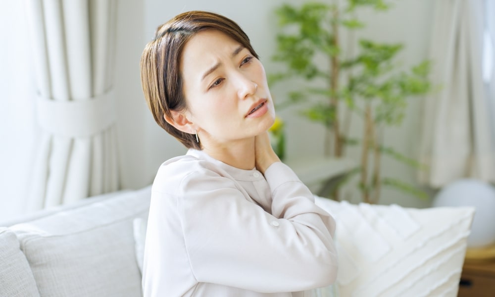 ムチウチで首が痛い女性