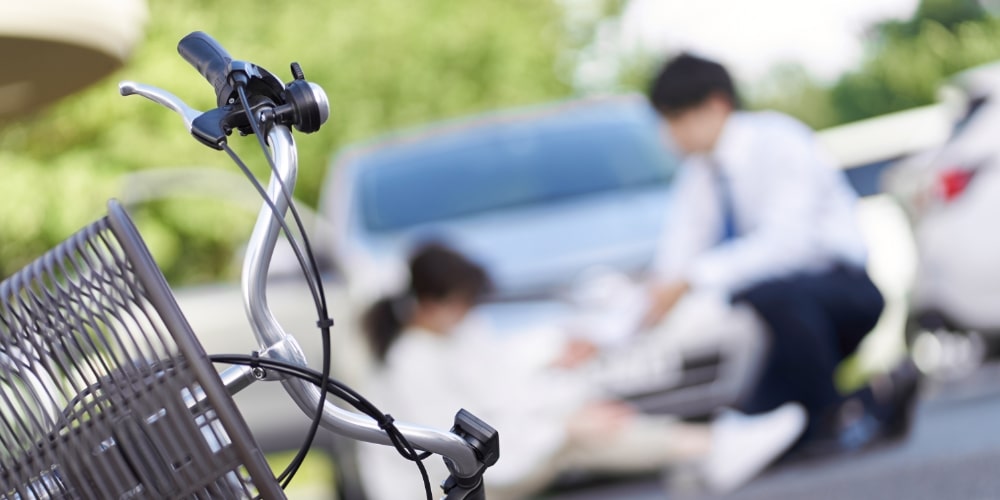 交通事故に遭ってしまった自転車の女性