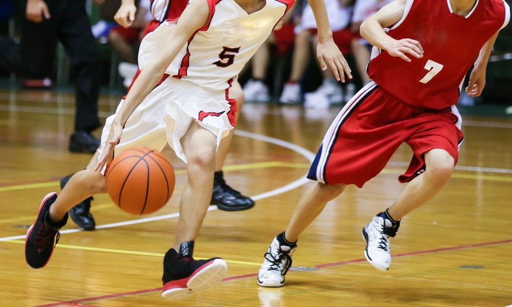 バスケをする成長期の学生