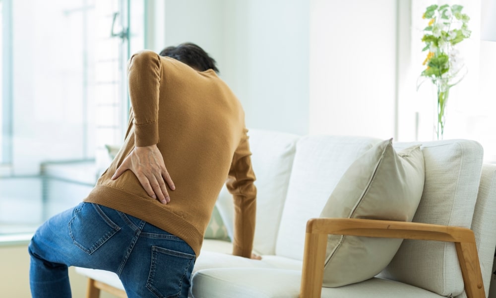 腰痛がひどくて立てない人