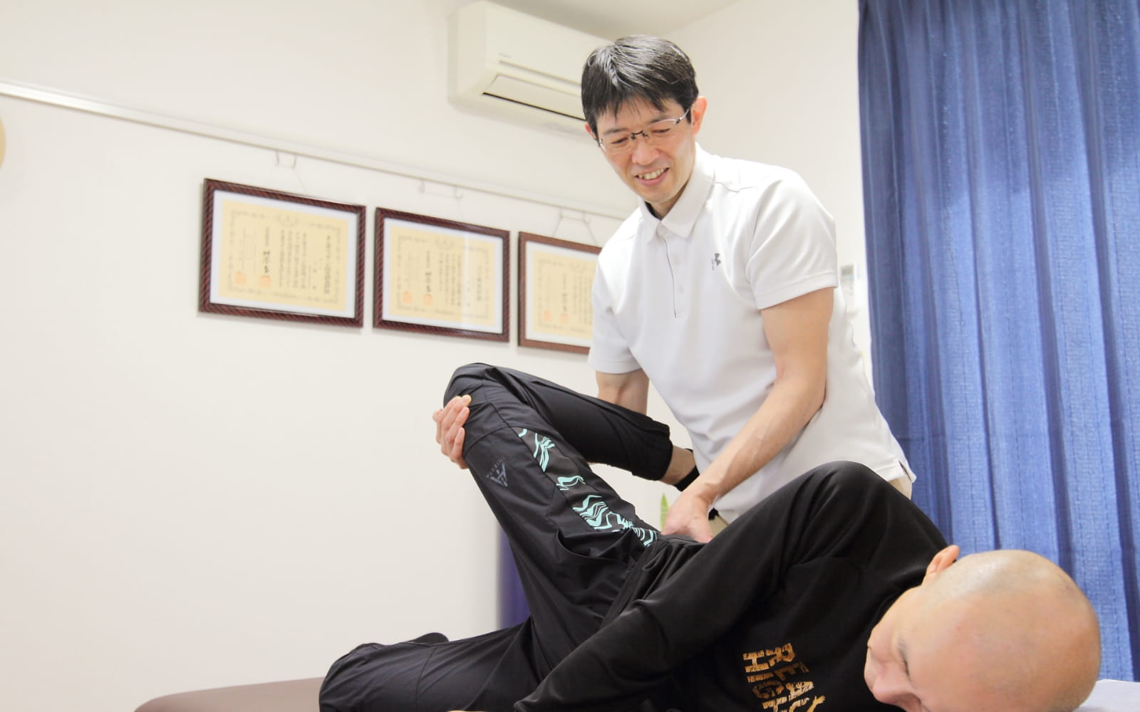 痛くない優しいストレッチを行う佐野市かみおか治療院
