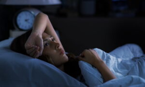 不眠で悩む女性